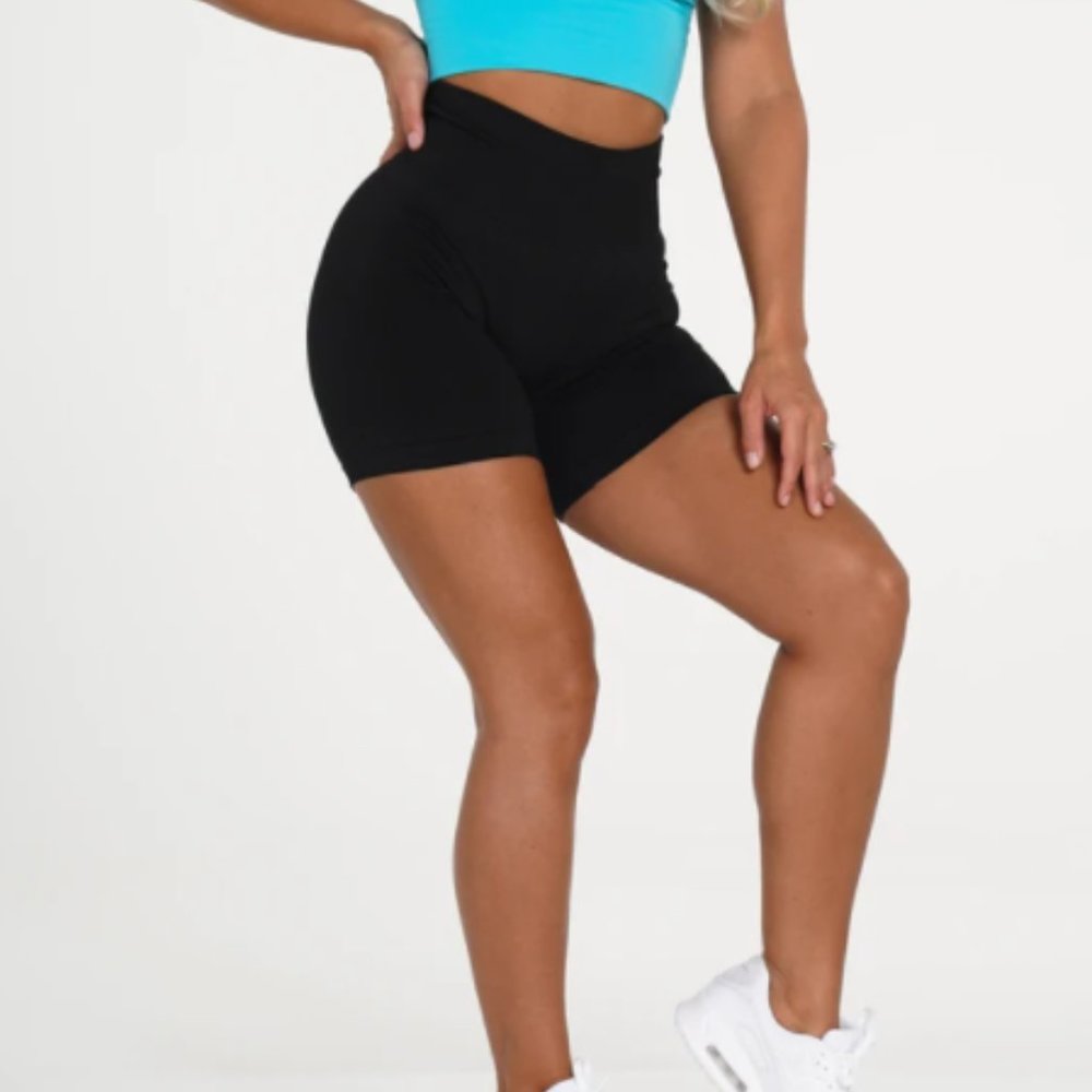 Black NVGTN shorts Size L